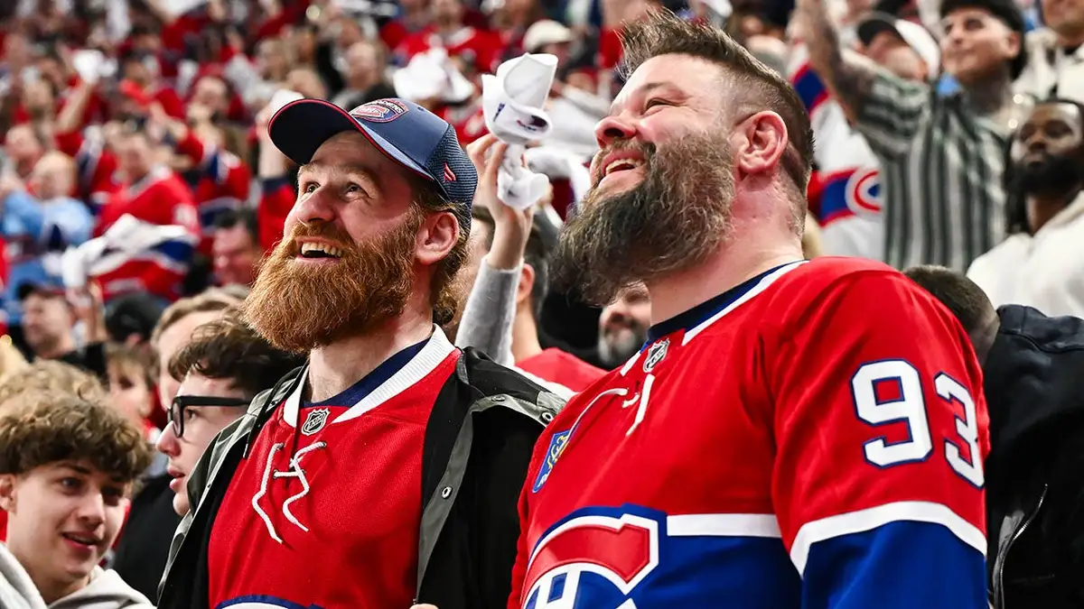 Superhviezdy WWE Sami Zayn a Kevin Owens sledujú hokejový zápas v Bell Center v Montreale