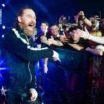 Sami Zayn vstupuje do wrestlingového ringu na živom podujatí WWE v Madride v Španielsku.