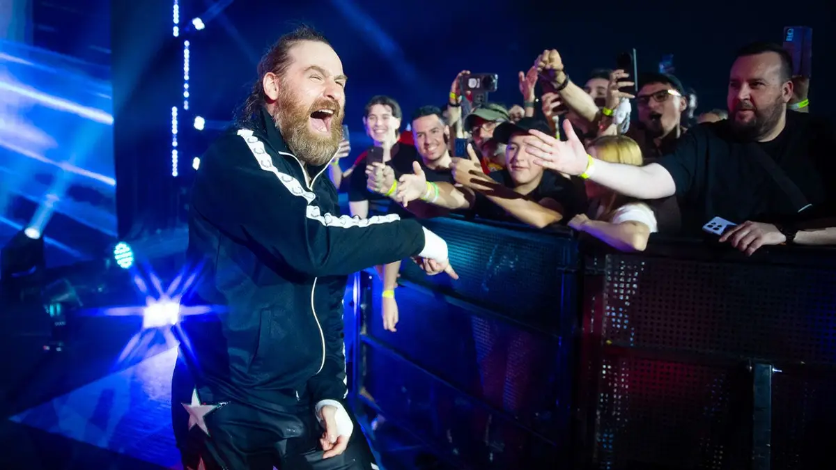 Sami Zayn vstupuje do wrestlingového ringu na živom podujatí WWE v Madride v Španielsku.