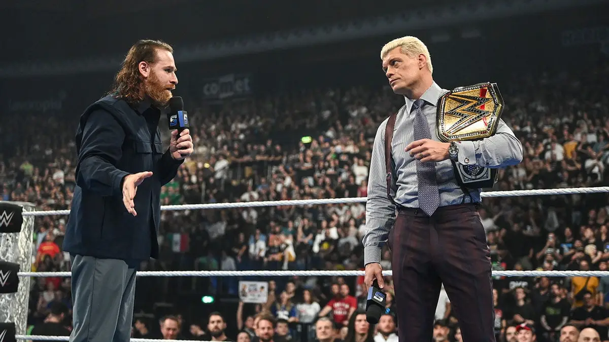 Sami Zayn a nesporný šampión WWE Cody Rhodes počas SmackDown v Unipol Arene v Bologni