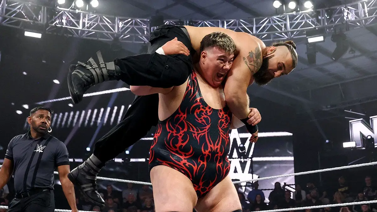 Mason Rook v akcii proti Tonymu D'Angelovi počas zápasu NXT vo WWE Performance Center