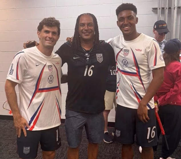 Antonio Freeman hovoril pre Daily Mail o pozoruhodnej ceste svojho syna Alexa vo futbale