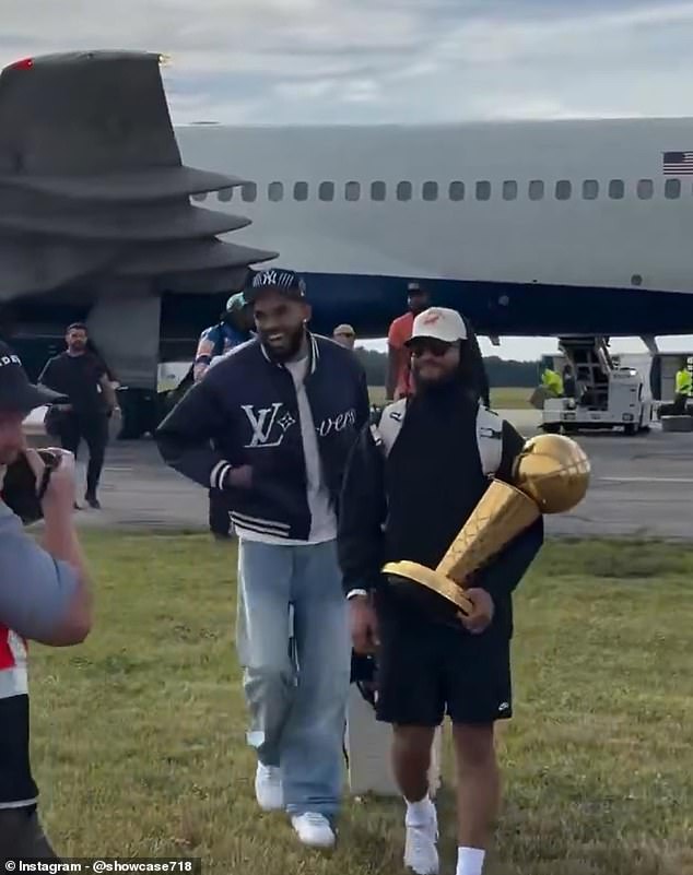 Šampióna NBA Knicks vítajú hrdinovia v New Yorku, keď sa Jalen Brunson a Karl-Anthony Towns boli prvými hráčmi Knicks v New Yorku