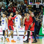 Hrdinovia 1. hry Justin Brownlee a RJ Abarrientos počas 1. hry finále PBA Commissioner's Cup 2026 medzi Barangay Ginebra Gin Kings a TNT Tropang 5G.