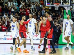 Sebavedomejší RJ Abarrientos zaznamenal veľké štvorky, keď sa Ginebra ujal vedenia Hrdinovia 1. hry Justin Brownlee a RJ Abarrientos počas 1. hry finále PBA Commissioner's Cup 2026 medzi Barangay Ginebra Gin Kings a TNT Tropang 5G.