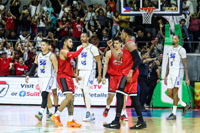 Sebavedomejší RJ Abarrientos zaznamenal veľké štvorky, keď sa Ginebra ujal Hrdinovia 1. hry Justin Brownlee a RJ Abarrientos počas 1. hry finále PBA Commissioner's Cup 2026 medzi Barangay Ginebra Gin Kings a TNT Tropang 5G.