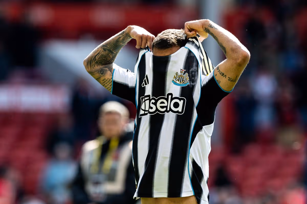 Bruno Guimaraes z Newcastlu United si začal vyzliekať dres počas zápasu Premier League medzi Nottingham Forest a Newcastle United na City Ground 10. mája 2026 v Nottinghame v Spojenom kráľovstve.