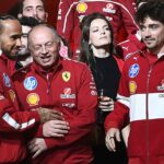 Lewis Hamilton s šéfom tímu Ferrari Fredom Vasseurom a tímovým kolegom Charlesom Leclercom