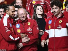 Šéf Ferrari Lewisa Hamiltona (58) previezli do nemocnice len niekoľko hodín pred kľúčovou kvalifikáciou v Monaku Lewis Hamilton s šéfom tímu Ferrari Fredom Vasseurom a tímovým kolegom Charlesom Leclercom