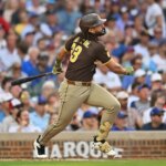 29. júna 2026; Chicago, Illinois, USA; Pravý hráč v poli San Diego Padres Fernando Tatis Jr. (23) dosiahol základňu podľa výberu hráča v poli, zatiaľ čo na pálke zaznamenal jeden nájazd proti Chicago Cubs počas tretej zmeny na Wrigley Field. Povinný kredit: Patrick Gorski-Imagn Images