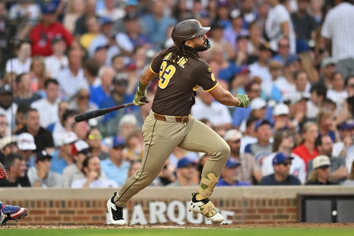 29. júna 2026; Chicago, Illinois, USA; Pravý hráč v poli San Diego Padres Fernando Tatis Jr. (23) dosiahol základňu podľa výberu hráča v poli, zatiaľ čo na pálke zaznamenal jeden nájazd proti Chicago Cubs počas tretej zmeny na Wrigley Field. Povinný kredit: Patrick Gorski-Imagn Images