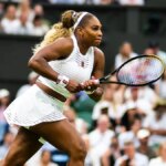 Serena Williamsová zasiahla forhend počas tenisového zápasu vo Wimbledone.