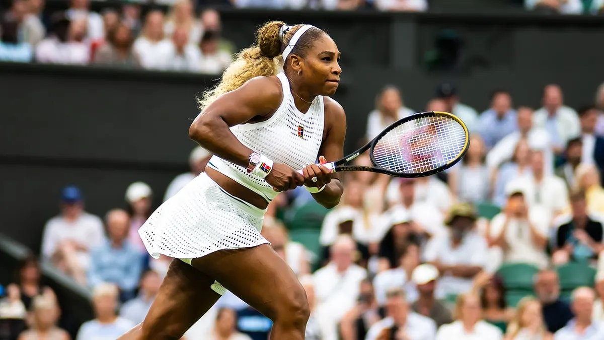 Serena Williamsová zasiahla forhend počas tenisového zápasu vo Wimbledone.