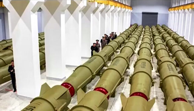 Severokórejský predstaviteľ Kim Čong-un kontroluje muníciu v továrni na zbrane | Kim Čong-un
