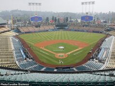 Sho musí pokračovať! Hra Dodgers pokračuje napriek tomu, že štadión je zahalený dymom… po obrovskom štvordňovom požiari, ktorý vyvolal „mimoriadny stav“ Štadión Dodger bol v nedeľu zahalený v opare kvôli dymu z neďalekého požiaru skladu