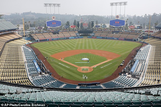 Sho musí pokračovať! Hra Dodgers pokračuje napriek tomu, že štadión je zahalený dymom… po obrovskom štvordňovom požiari, ktorý vyvolal „mimoriadny stav“