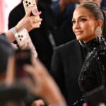Jennifer Lopez hrá v novom filme Netflix s názvom Office Romance, ktorý má veľa odkazov na Tottenham Hotspur