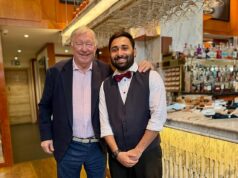 Sir Alex Ferguson (84) je videný po prvý raz od prevozu do nemocnice zo zápasu Man United a vynechania verejných vystúpení. Sir Alex Ferguson bol na snímke, ako sa stretol so šťastným fanúšikom v reštaurácii Wilmslow