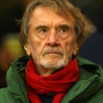 Spolumajiteľ Manchestru United Sir Jim Ratcliffe sleduje zápas Premier League medzi Wolverhampton Wanderers a Manchestrom United.