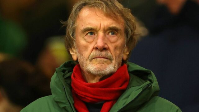 Spolumajiteľ Manchestru United Sir Jim Ratcliffe sleduje zápas Premier League medzi Wolverhampton Wanderers a Manchestrom United.