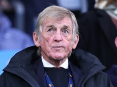 Sir Kenny Dalglish potvrdil diagnózu rakoviny emotívnym vyhlásením od ikony Liverpoolu Kenny sa pozerá do neba, zatiaľ čo má na sebe bundu a pozemok na zápase prvej ligy