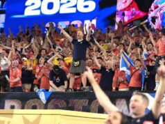 Sirény tornáda počas zápasu Svetového pohára v Škótsku, keď Kansas zbili dvojité twistery Nadšený dav na športovom podujatí s veľkou obrazovkou v pozadí zobrazujúcou text