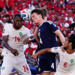 19. júna 2026; Foxborough, Massachusetts, USA; Scott McTominay zo Škótska v akcii s Marokom Issom Diopom a Ayyoub Bouaddi. Povinný kredit: David Butler Ii-Imagn Images