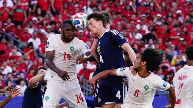 19. júna 2026; Foxborough, Massachusetts, USA; Scott McTominay zo Škótska v akcii s Marokom Issom Diopom a Ayyoub Bouaddi. Povinný kredit: David Butler Ii-Imagn Images