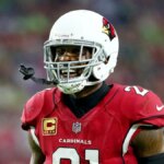 Arizonskí kardináli Patrick Peterson sa smejú na ihrisku State Farm Stadium v ​​Glendale, Arizona.