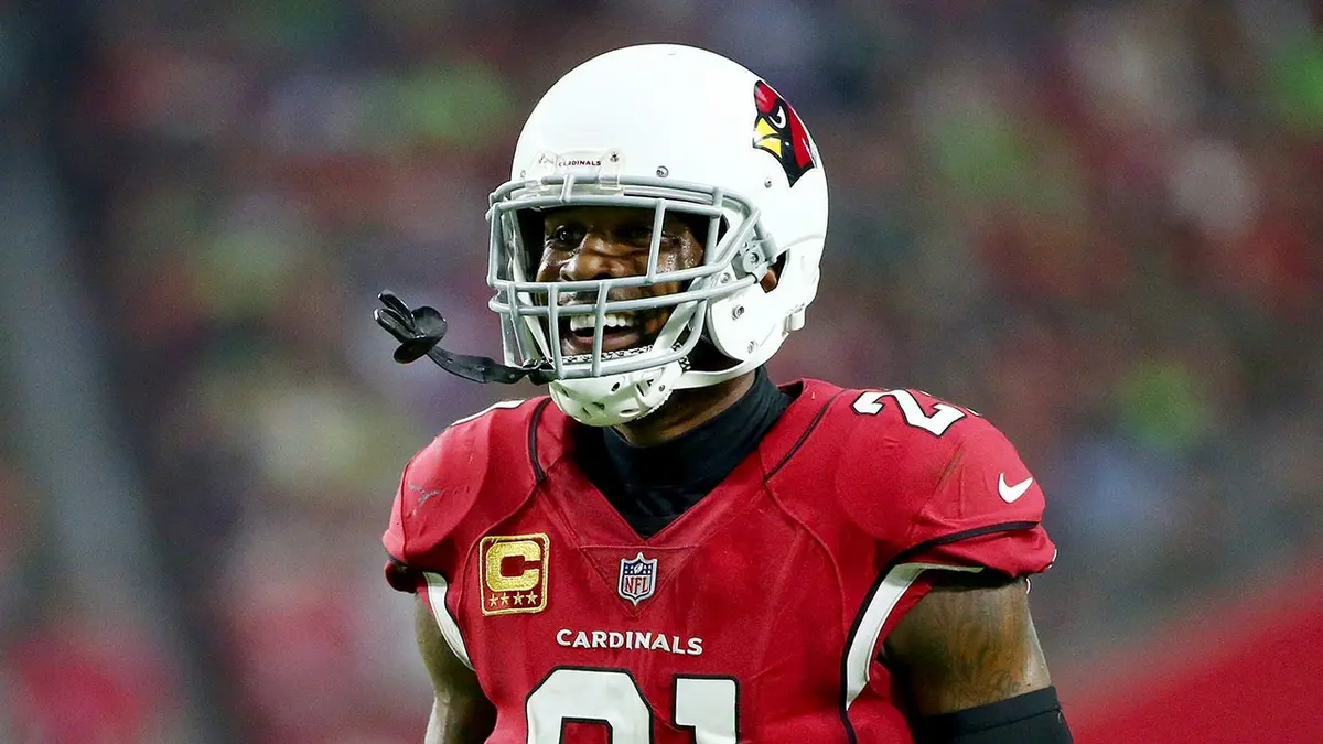 Arizonskí kardináli Patrick Peterson sa smejú na ihrisku State Farm Stadium v ​​Glendale, Arizona.