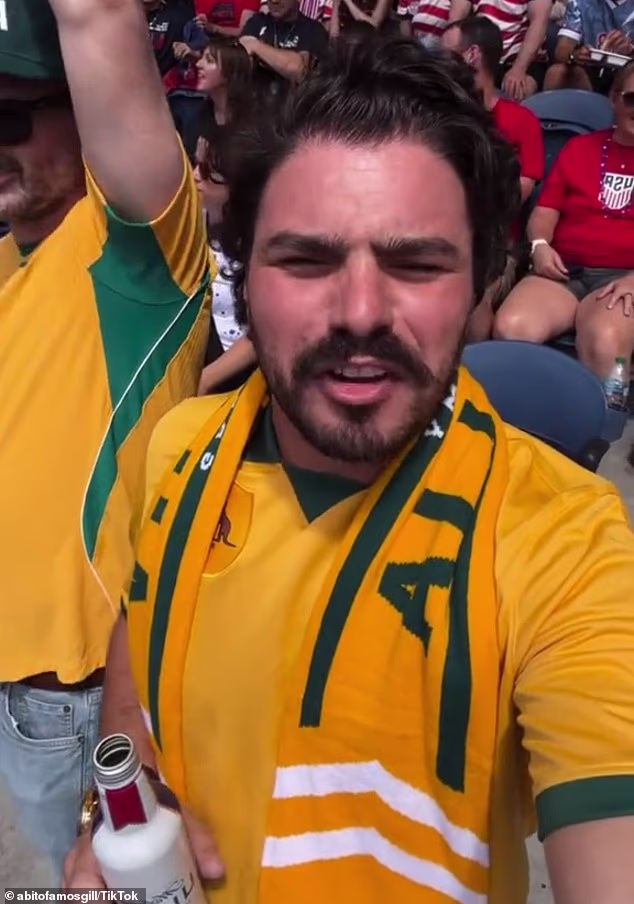 Komik Amos Gill (na obrázku) sa stal virálnym za to, že sa dostal medzi fanúšikov amerického futbalu sériou skandovaní, ktoré si posmievali problémy krajiny.