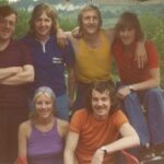 Linda a Jim Hendry (dole) s (zľava doprava) najlepším mužom Alistairom Gibbom, hviezdami Škótska John Blackley, Tommy Hutchison a Kenny Dalglish na ich centrále MS 1974 v Erbismuhle v západnom Nemecku