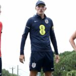 Manažér Anglicka Thomas Tuchel hovorí so svojimi hráčmi vrátane Anthonyho Gordona a Harryho Kanea