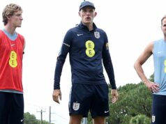 Sledujte Anglicko vs Nový Zéland zadarmo s televíznym kanálom, bezplatným priamym prenosom a štartovacím časom Manažér Anglicka Thomas Tuchel hovorí so svojimi hráčmi vrátane Anthonyho Gordona a Harryho Kanea