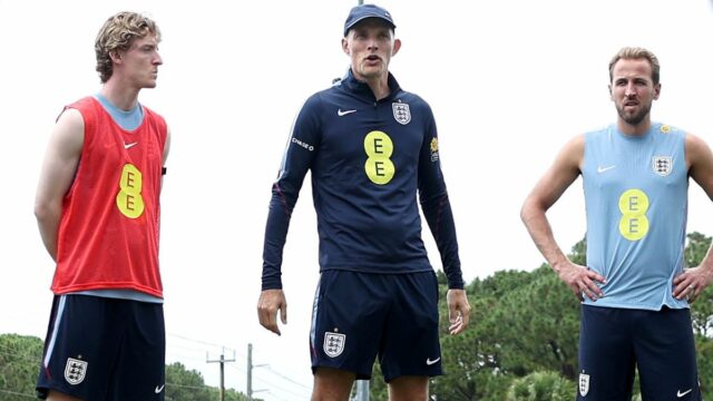 Sledujte Anglicko vs Nový Zéland zadarmo s televíznym kanálom, bezplatným Manažér Anglicka Thomas Tuchel hovorí so svojimi hráčmi vrátane Anthonyho Gordona a Harryho Kanea