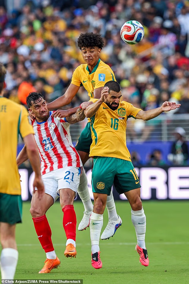 Futbalový veterán Aziz Behich (na obrázku vpravo v drese č. 16) hovorí, že viera v tím „prechádza cez strechu“, keď sa pripravuje na zápas s Egyptom na majstrovstvách sveta.