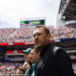 Tréner Socceroos Tony Popovič (na snímke) bol zabitý dvoma velikánmi austrálskeho zápasu za jeho kontroverzné výbery tímov na MS s USA.