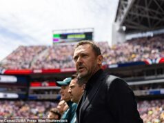 Socceroos legendy Mark Bosnich a Robbie Slater vysvetľujú, prečo Aussies prehrali zápas s USA skôr, ako vôbec začal, keď napádali trénera Tréner Socceroos Tony Popovič (na snímke) bol zabitý dvoma velikánmi austrálskeho zápasu za jeho kontroverzné výbery tímov na MS s USA.