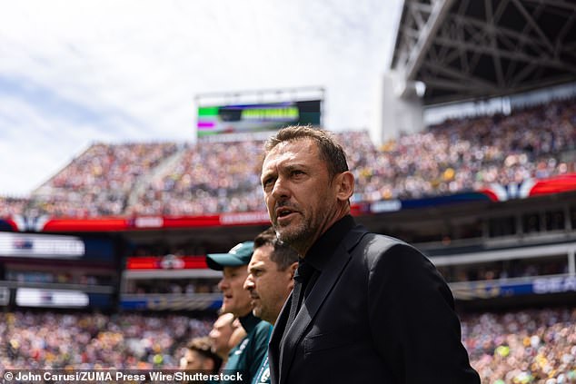 Tréner Socceroos Tony Popovič (na snímke) bol zabitý dvoma velikánmi austrálskeho zápasu za jeho kontroverzné výbery tímov na MS s USA.