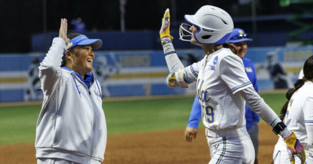 Softbaloví tréneri UCLA inšpirujú najplodnejší útok v krajine
