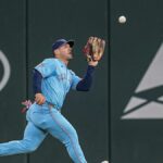 2. júna 2026; Cumberland, Georgia, USA; Stredopoliar Toronta Blue Jays Daulton Varsho (5) chytil loptu zasiahnutú stredovým hráčom Atlanta Braves Michaelom Harrisom II (23) (bez obrázku) počas ôsmej zmeny v Truist Parku. Povinný kredit: Dale Zanine-Imagn Images