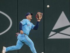 Sojky aktivujú CF Daultona Varsho; RHP Shane Bieber sa očakáva v pondelok 2. júna 2026; Cumberland, Georgia, USA; Stredopoliar Toronta Blue Jays Daulton Varsho (5) chytil loptu zasiahnutú stredovým hráčom Atlanta Braves Michaelom Harrisom II (23) (bez obrázku) počas ôsmej zmeny v Truist Parku. Povinný kredit: Dale Zanine-Imagn Images