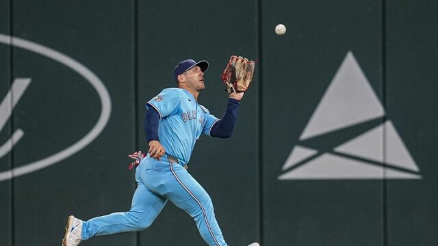 Sojky aktivujú CF Daultona Varsho; RHP Shane Bieber sa očakáva 2. júna 2026; Cumberland, Georgia, USA; Stredopoliar Toronta Blue Jays Daulton Varsho (5) chytil loptu zasiahnutú stredovým hráčom Atlanta Braves Michaelom Harrisom II (23) (bez obrázku) počas ôsmej zmeny v Truist Parku. Povinný kredit: Dale Zanine-Imagn Images