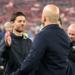 Xabi Alonso a Arne Slot sa objímajú