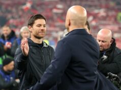 Šokujúce rozhodnutie Liverpoolu Xabi Alonso bolo odhalené a prečo Chelsea zmenila názor Xabi Alonso a Arne Slot sa objímajú