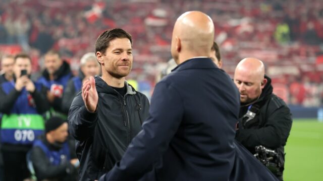 Xabi Alonso a Arne Slot sa objímajú