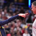 Strážkyňa Indiana Fever Sophie Cunninghamová ukazuje na útočníčku Phoenixu Mercury DeWannu Bonnerovú počas basketbalového zápasu.