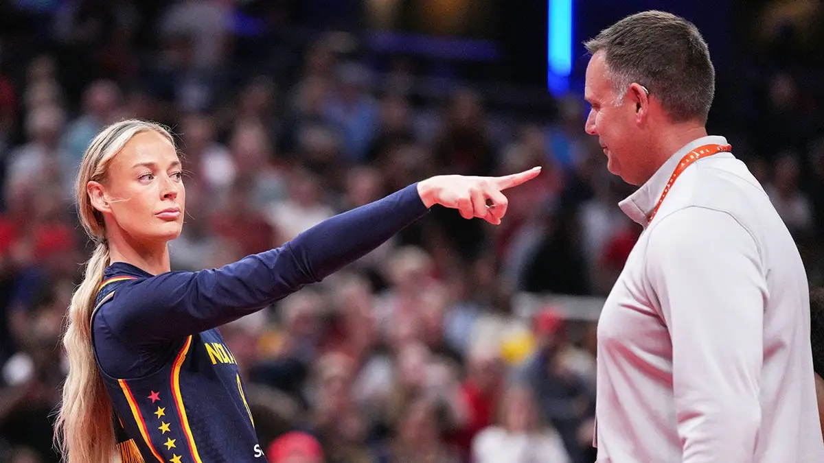 Strážkyňa Indiana Fever Sophie Cunninghamová ukazuje na útočníčku Phoenixu Mercury DeWannu Bonnerovú počas basketbalového zápasu.