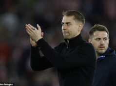 Špionážny šéf Southamptonu Tonda Eckert vydáva pozoruhodné osemminútové „ospravedlnenie“, kde ledva žmurká a zdvojnásobuje svoje výhovorky – a majiteľ obviňuje stážistu z porušenia pravidiel. Majiteľ oznámil, že Tonda Eckert si ponechá prácu šéfky Southamptonu