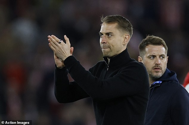 Špionážny šéf Southamptonu Tonda Eckert vydáva pozoruhodné osemminútové „ospravedlnenie“, kde Majiteľ oznámil, že Tonda Eckert si ponechá prácu šéfky Southamptonu